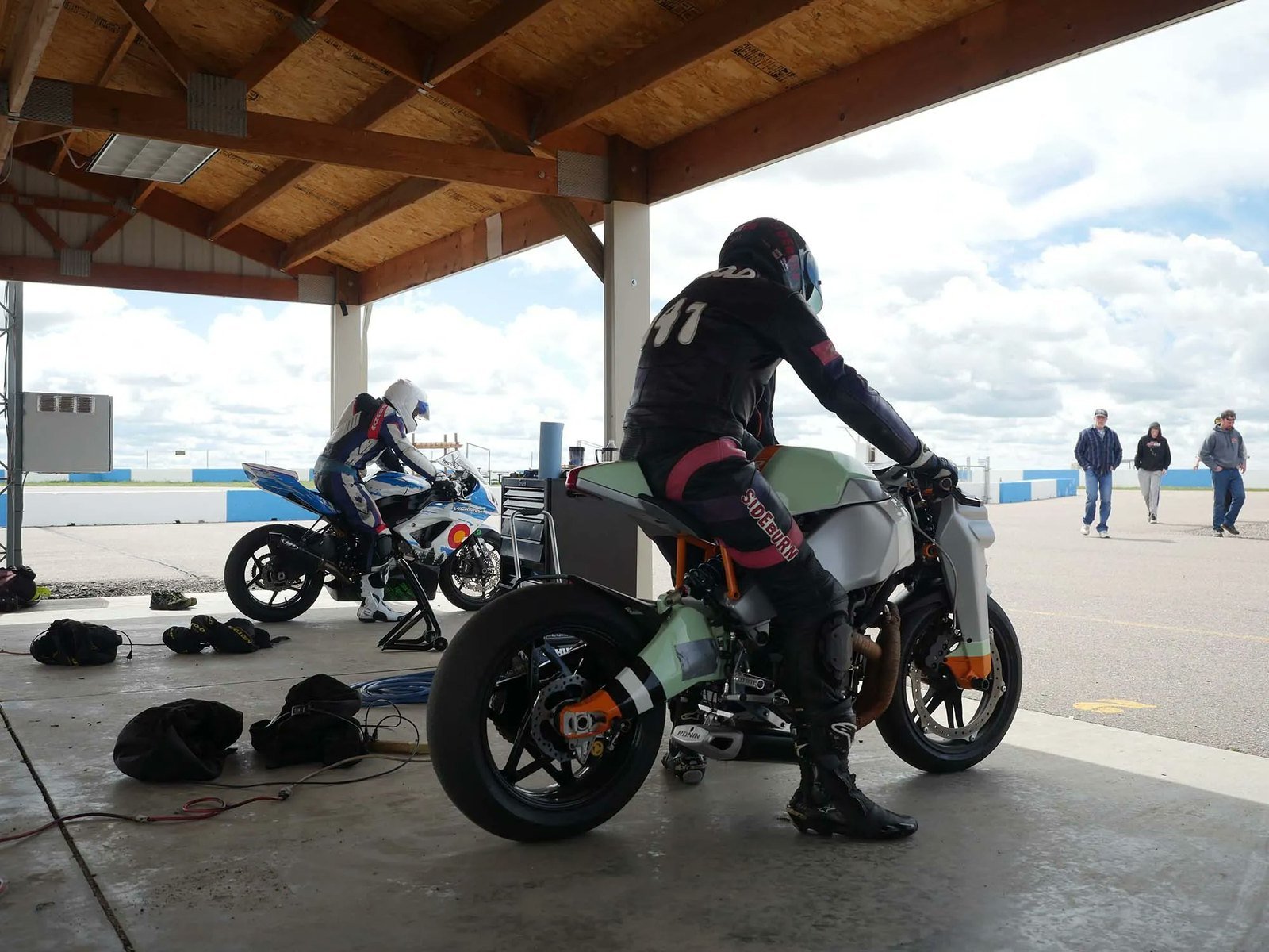 Unnumbered Ronin practice 1125R in a racetrack pit